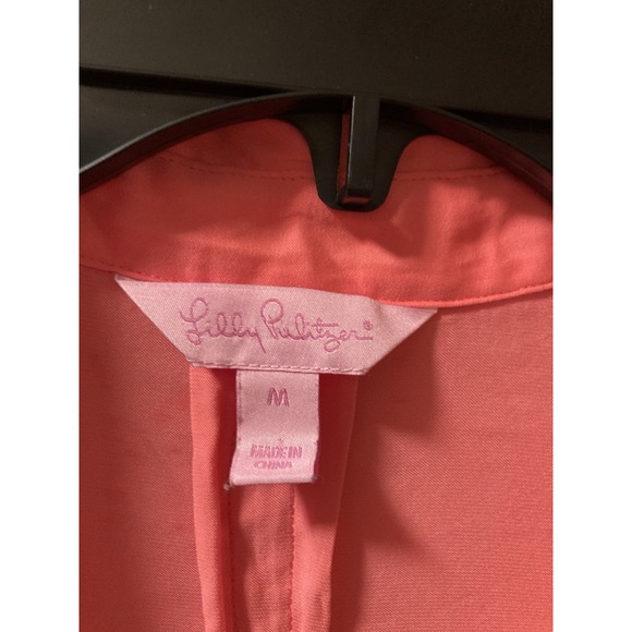 Lilly Pulitzer Coral Blouse Sz M Silky Popover Gold Logo Buttons Roll Tab Sleeve - Picture 2 of 7
